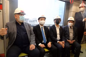 Phó Chủ tịch Ủy ban châu Âu cùng Chủ tịch Hà Nội đi thử tàu điện metro. Ảnh: Trần Thường.