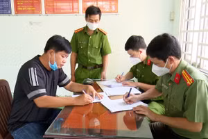 Cơ quan chức năng làm việc với đối tượng Nguyễn Văn Sang (áo đen).