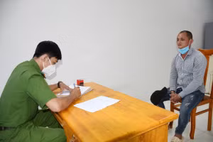 Đối tượng Nguyễn Tiến Ngân làm việc với cơ quan chức năng.