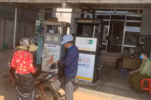 Lực lượng chức năng tỉnh Lâm Đồng kiểm tra hoạt động kinh doanh xăng dầu.