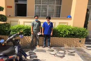 Hai đối tượng cùng tang vật của vụ án.