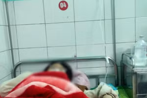 Nữ sinh bị đánh đang được điều trị tại bệnh viện.