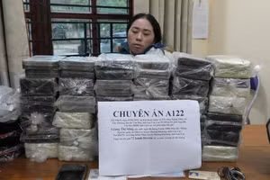 Giàng Thị Sông cùng tang vật của vụ án.