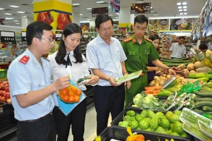 Bộ Công Thương yêu cầu lực lượng quản lý thị trường kiểm tra, phát hiện, xử lý các tổ chức, cá nhân có hành vi lợi dụng thị trường có biến động về cung cầu, giá cả để thu lời bất chính. Ảnh minh hoạ.