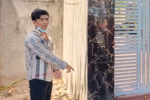 Đối tượng Hoàng Văn Giang chỉ địa điểm trộm cắp đồng hồ nước.