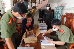 Cơ quan chức năng tiến hành kiểm tra thu giữ nhiều chứng chỉ giả liên quan đến vụ án.