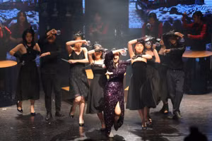 English Performance 2021 do học sinh các khối lớp chuyên Anh trường THPT Chuyên Hà Nội - Amsterdam lên ý tưởng, dàn dựng và diễn xuất. Ảnh: Tiền Phong.