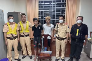 Hai đối tượng bị cơ quan chức năng bắt giữ.