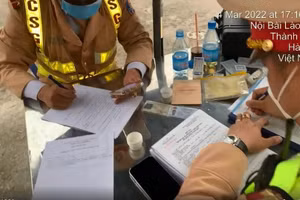 Lực lượng chức năng lập biên bản trường hợp vi phạm.