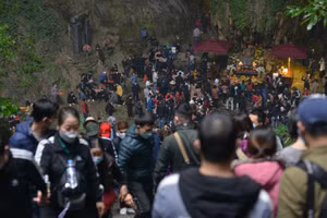 Hàng ngàn lượt khách đã đến khu di tích chùa Hương trong ngày đầu tiên mở cửa.