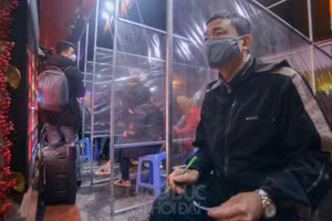 Bất chấp thời tiết mưa rét của Hà Nội, nhiều người dân vẫn đến các cửa hàng vàng để xếp hàng đợi mua.