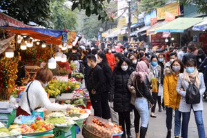 Rất đông người đổ về Phủ Tây Hồ ngày lễ Rằm tháng Giêng.