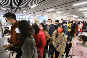 Người dân phải xếp hàng đợi đến lượt vào mua vé để lên tàu.