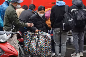 Người dân lỉnh kỉnh đồ đạc lên Thủ đô, bến xe vẫn vắng tanh.