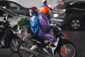 Người dân chằng, buộc hành trang sau xe máy quay lại Hà Nội trong ngày cuối cùng của kỳ nghỉ lễ Tết.