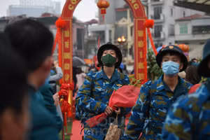 Giây phút xúc động khoảnh khắc gia đình, người thân tiễn con cái lên đường nhập ngũ.