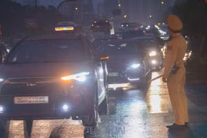 Lượng phương tiện đổ về trung tâm TP tăng đột biến, khiến nhiều tuyến đường ùn tắc cục bộ.