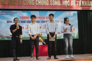 Học sinh Trường THPT Yên Lạc, Vĩnh Phúc nghe tư vấn cách học giỏi