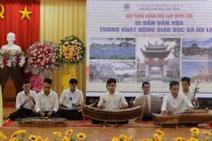 Biểu diễn nhạc cụ dân tộc tại Hội thảo.