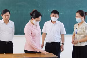 Bí thư Tỉnh ủy Hà Nam Lê Thị Thủy và đoàn công tác kiểm tra các điểm thi tốt nghiệp THPT năm 2022.