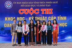 Các thầy cô giáo và học sinh người dân tộc trong niềm vui chiến thắng tại Cuộc thi KHKT cấp tỉnh năm 2022