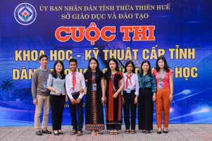 Các thầy cô giáo và học sinh người dân tộc trong niềm vui chiến thắng tại Cuộc thi KHKT cấp tỉnh năm 2022