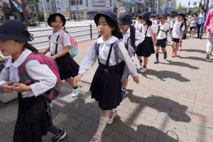 Ngay cả khi ban bố tình trạng khẩn cấp phòng dịch, Nhật Bản hầu như không đóng cửa trường học (hình minh họa).