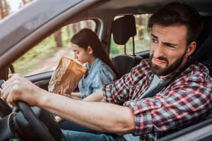 Hãy áp dụng biện pháp dân gian để phòng chống say xe (hình minh họa).