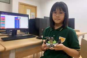 Em Trần Bảo Ngọc, người chế tạo ra sản phẩm mang tên “Chú ý từng bước đi”