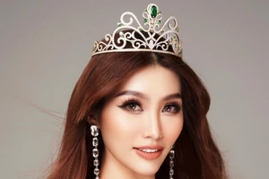 Á hậu Quỳnh Châu thần thái chuẩn beauty queen trong bộ ảnh cùng vương miện