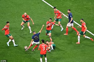 Một mình Kylian Mbappe đã hút đến 7 cầu thủ của Ma Rốc. 