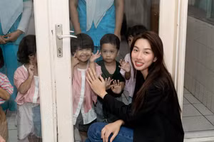Hoa hậu Thùy Tiên mộc mạc thăm mái ấm tình thương tại Indonesia