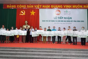 Ông Bùi Văn Nghiêm - Bí thư Tỉnh uỷ tỉnh Vĩnh Long và ông Bùi Xuân Huy – Chủ tịch HĐQT Novaland trao bảng tài trợ tượng trưng cho đại diện các hộ dân khó khăn.