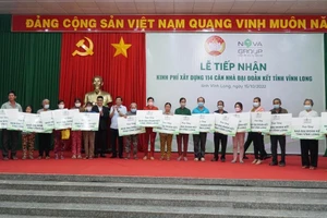 Ông Bùi Văn Nghiêm - Bí thư Tỉnh uỷ tỉnh Vĩnh Long và ông Bùi Xuân Huy – Chủ tịch HĐQT Novaland trao bảng tài trợ tượng trưng cho đại diện các hộ dân khó khăn.