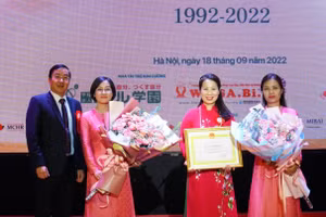 Khoa Ngôn ngữ và Văn hóa Nhật Bản đón nhận Bằng khen của Giám đốc ĐHQG Hà Nội. 
