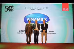 Ông Trịnh Quốc Dũng, Giám đốc Điều hành Vinamilk (Khối Phát triển vùng nguyên liệu) đại diện nhận giải thưởng Top 50 CSA.