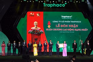 Phó Chủ tịch nước Võ Thị Ánh Xuân trao Huân chương Lao động hạng Nhất cho Công ty cổ phần Traphaco.