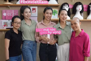 Thí sinh Miss World Vietnam 2022 cắt tóc ủng hộ bệnh nhân ung thư vú