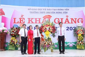 Đ/c Nguyễn Hữu Nghĩa, Ủy viên BCH Trung ương Đảng, Bí thư Tỉnh ủy Hưng Yên chúc mừng thầy và trò trường THPT Chuyên Hưng Yên tại Lễ khai giảng năm học 2022-2023.