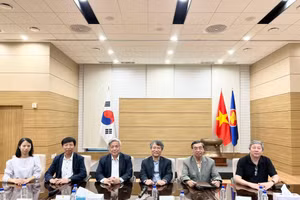 Từ trái sang phải: Hồng Ngọc (cán bộ Học viện Ngoại giao, TS Phan Hữu Thắng, GS.TSKH Vũ Minh Giang, Đại sứ Nguyễn Vũ Tùng, nguyên đại sứ Nguyễn Phú Bình, PGS.TS Phạm Quý Long.