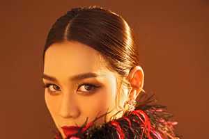 Đỗ Hà khoe nhan sắc không tỳ vết sau 2 năm đương nhiệm