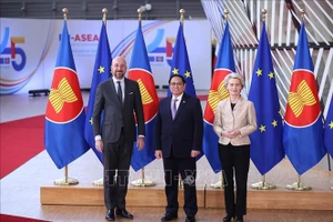 Chủ tịch Hội đồng châu Âu Charles Michel và Chủ tịch Ủy ban châu Âu Ursula Von der Leyen đón Thủ tướng Phạm Minh Chính. Ảnh: Dương Giang/TTXVN