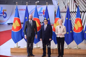 Chủ tịch Hội đồng châu Âu Charles Michel và Chủ tịch Ủy ban châu Âu Ursula Von der Leyen đón Thủ tướng Phạm Minh Chính. Ảnh: Dương Giang/TTXVN