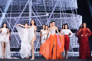 Nhờ chủ động đổi giày mà khi Hoa hậu Bảo Ngọc và Tiểu Vy đi cùng nhau chiều cao cân xứng.