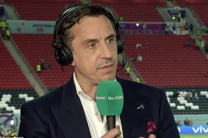 Gary Neville cho rằng quyết định thổi penalty của trọng tài Orsato là quá nặng.