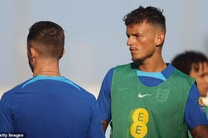 Ben White bất ngờ rời Qatar để về nước.