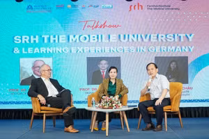 GS. Ottmar Schneck - Hiệu trưởng SRH The Mobile University, GS. Phạm Văn Tất - Phó trưởng phòng Quản lý Khoa học – Tạp chí Khoa học và TS. Đoàn Minh Châu - Viện trường Viện Sau Đại học & Lãnh đạo, Trường Đại học Hoa Sen tại buổi Talkshow: “SRH The Mobile University & learning Experiences in Germany.”