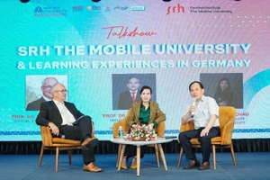 GS. Ottmar Schneck - Hiệu trưởng SRH The Mobile University, GS. Phạm Văn Tất - Phó trưởng phòng Quản lý Khoa học – Tạp chí Khoa học và TS. Đoàn Minh Châu - Viện trường Viện Sau Đại học & Lãnh đạo, Trường Đại học Hoa Sen tại buổi Talkshow: “SRH The Mobile University & learning Experiences in Germany.”