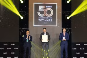 Đại diện PVFCCo nhận chứng nhận “Top 50 công ty niêm yết tốt nhất” năm 2022