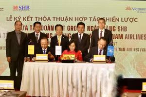Đại diện Lãnh đạo Ngân hàng SHB, Tập đoàn T&T Group và Vietnam Airlines ký thỏa thuận hợp tác chiến lược.